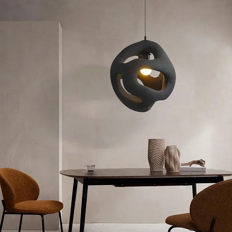 Artystyczna Lampa Wisząca z Rzeźbiarskim Kloszem