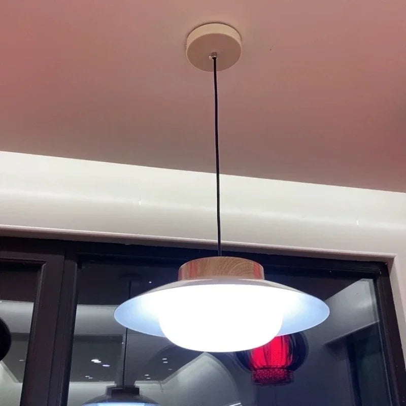 Nowoczesna Szklana Lampa Wisząca – Minimalistyczny Design z Drewnianym Akcentem