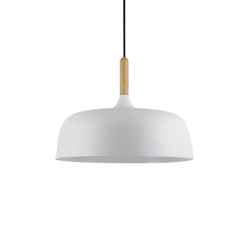 Nowoczesna metalowa lampa wisząca z drewnianym akcentem – minimalistyczny styl skandynawski