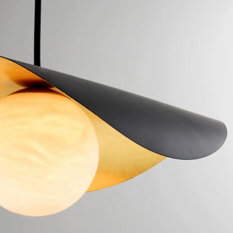 Designerska Lampa Wisząca z Kloszem w Kształcie Kuli i Falującą Osłoną