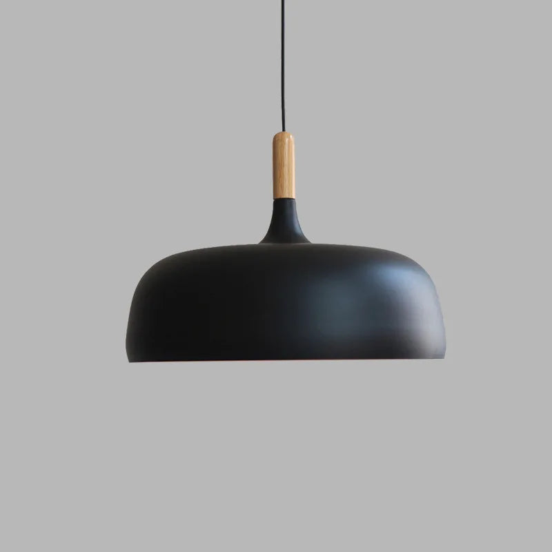 Nowoczesna metalowa lampa wisząca z drewnianym akcentem – minimalistyczny styl skandynawski
