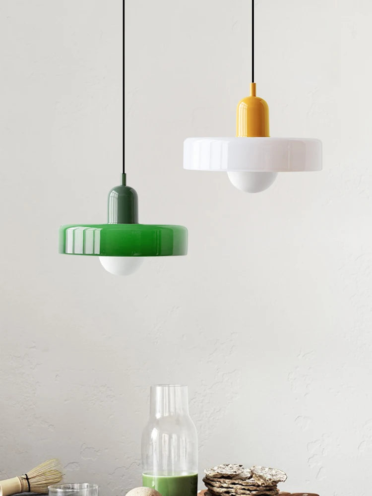 Nowoczesna lampa wisząca z kolorowym szklanym kloszem