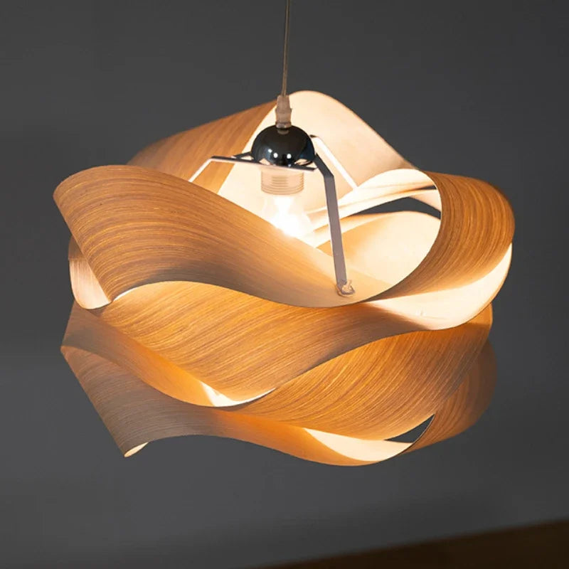 Nowoczesna lampa wisząca z zakrzywionym drewnianym designem
