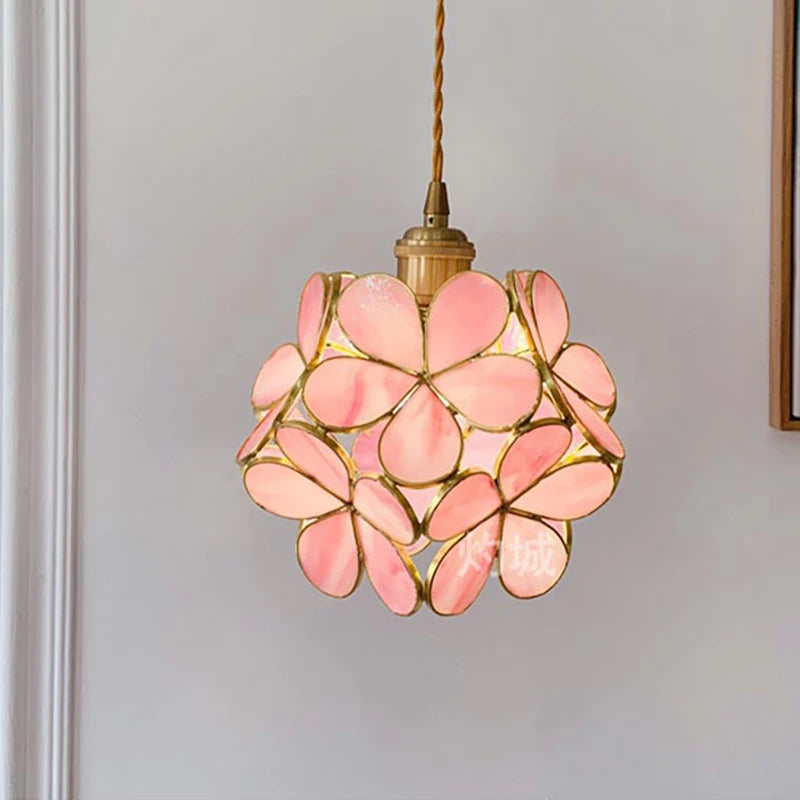 Artystyczna lampa wisząca w stylu witrażowym – kwiatowa elegancja