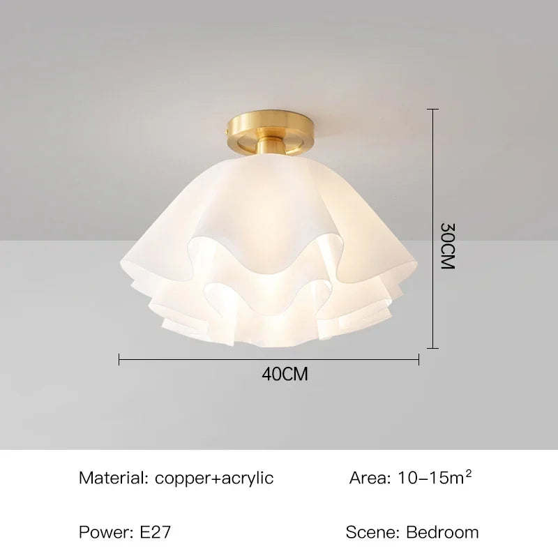 Nowoczesna lampa sufitowa z falistym kloszem z tkaniny i mosiężną bazą
