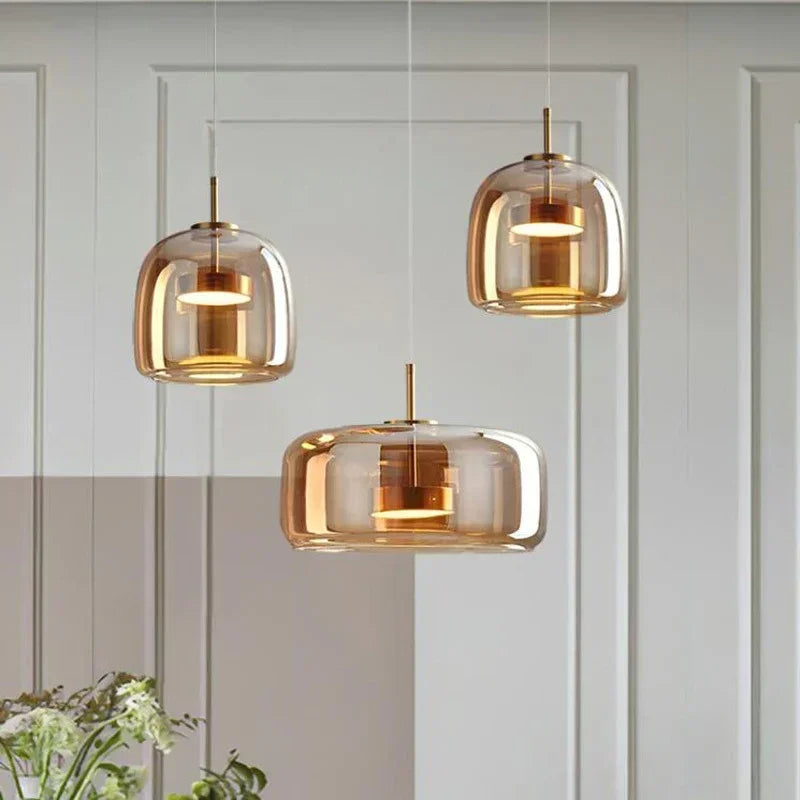 Szklana lampa wisząca LED w stylu nowoczesnym – minimalistyczny klosz i złote wykończenie
