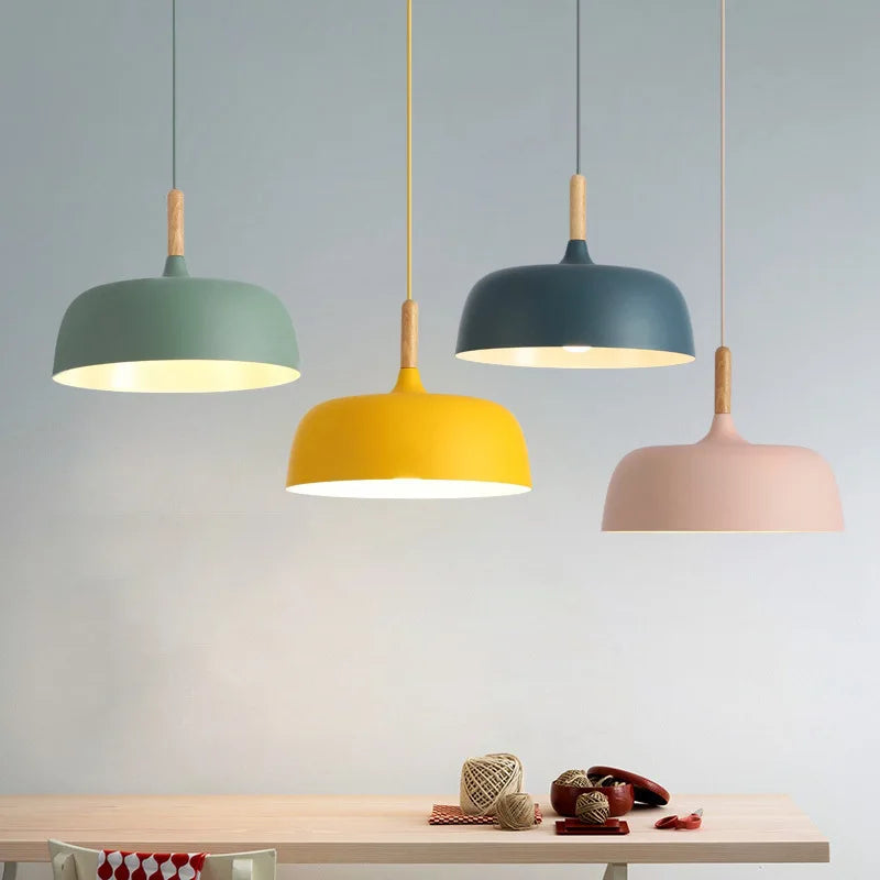 Nowoczesna metalowa lampa wisząca z drewnianym akcentem – minimalistyczny styl skandynawski
