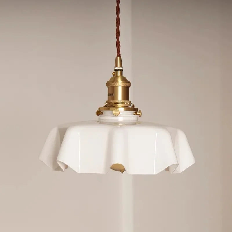 Retro lampy wiszące z kolorowymi szklanymi kloszami i mosiężnym wykończeniem
