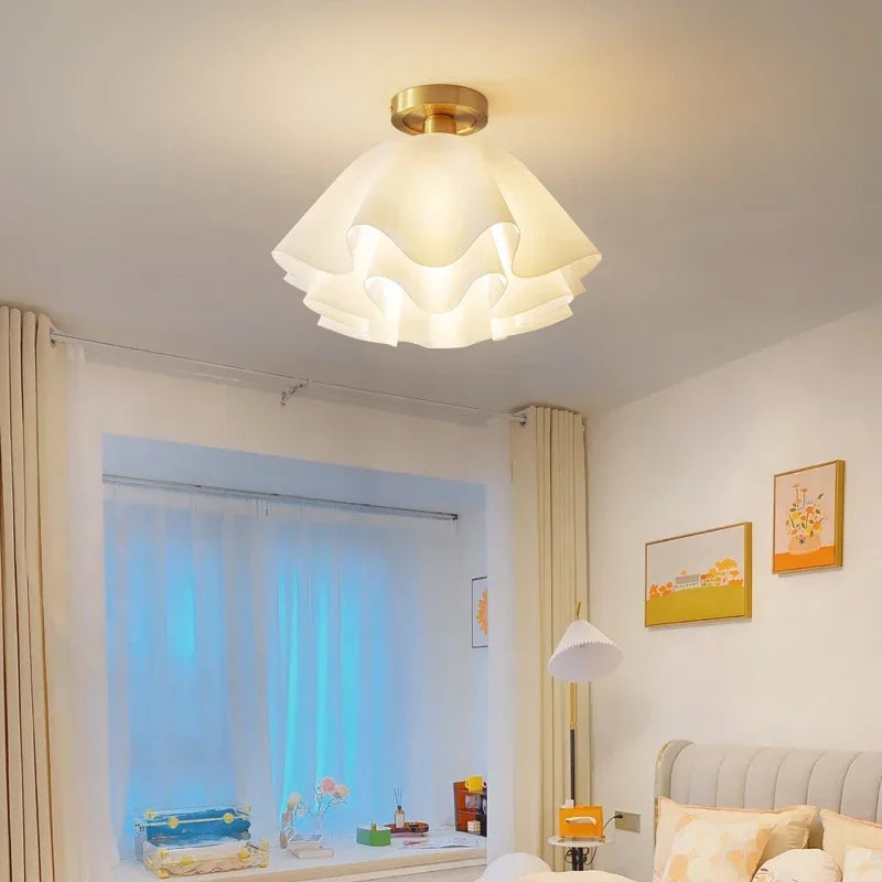 Nowoczesna lampa sufitowa z falistym kloszem z tkaniny i mosiężną bazą