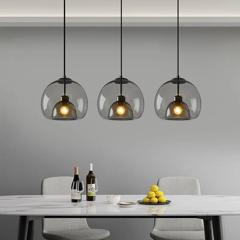 Szklana lampa wisząca – podwójny klosz w industrialnym stylu