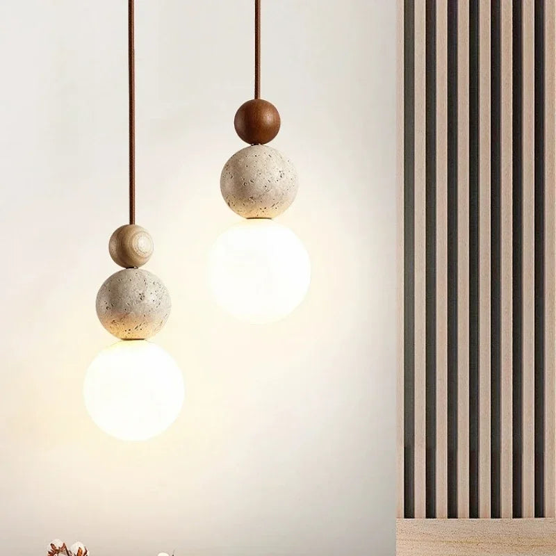 Nowoczesna lampa wisząca z kulistymi detalami