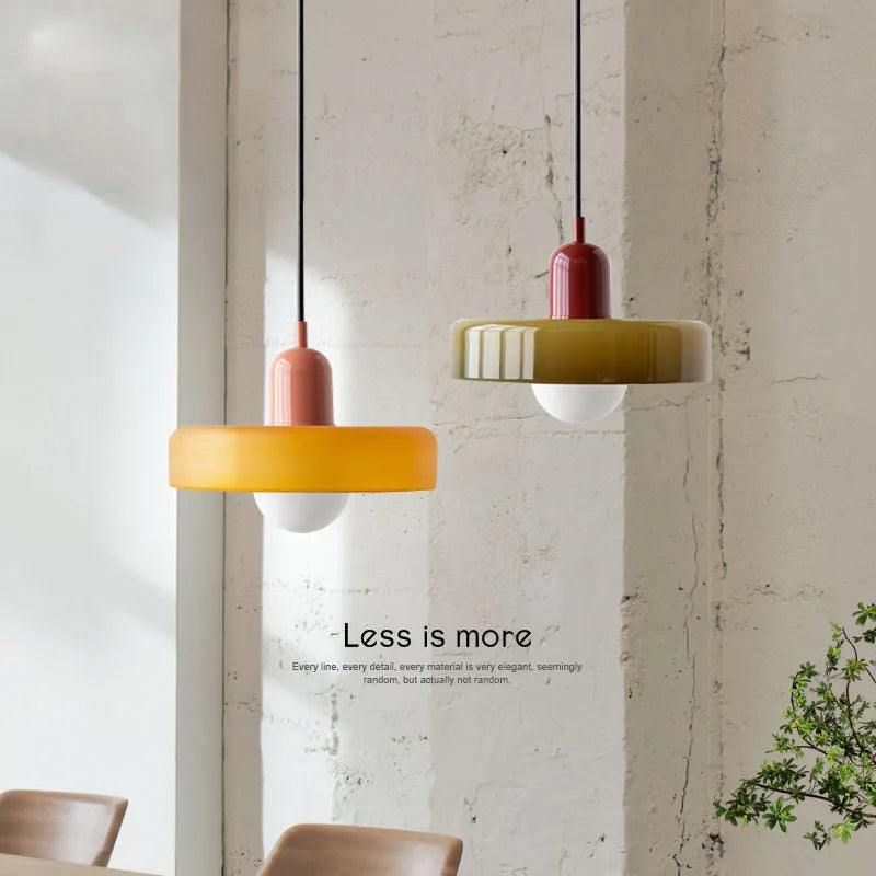 Nowoczesna lampa wisząca z kolorowym szklanym kloszem