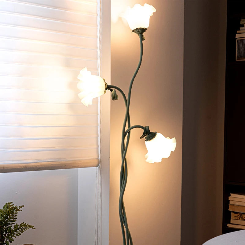 Lampa stojąca w stylu retro – podłogowa lampa kwiatowa z kloszami w kształcie lilii