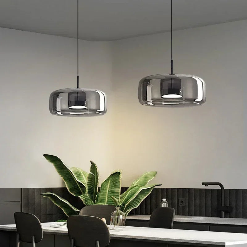 Szklana lampa wisząca LED w stylu nowoczesnym – minimalistyczny klosz i złote wykończenie