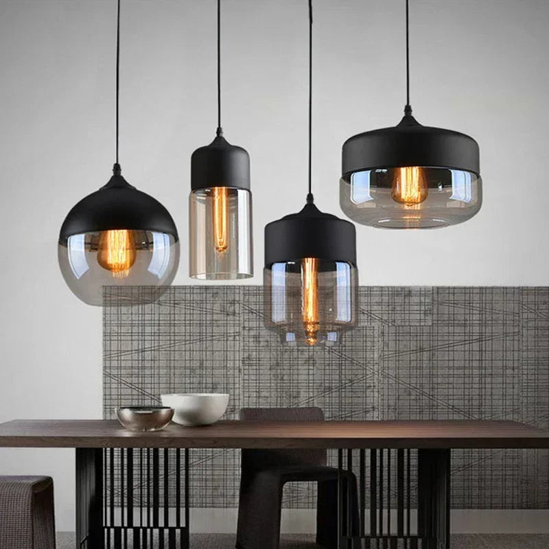 Industrialna lampa wisząca z kloszem ze szkła dymionego i czarnym wykończeniem