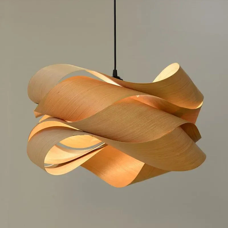 Nowoczesna lampa wisząca z zakrzywionym drewnianym designem