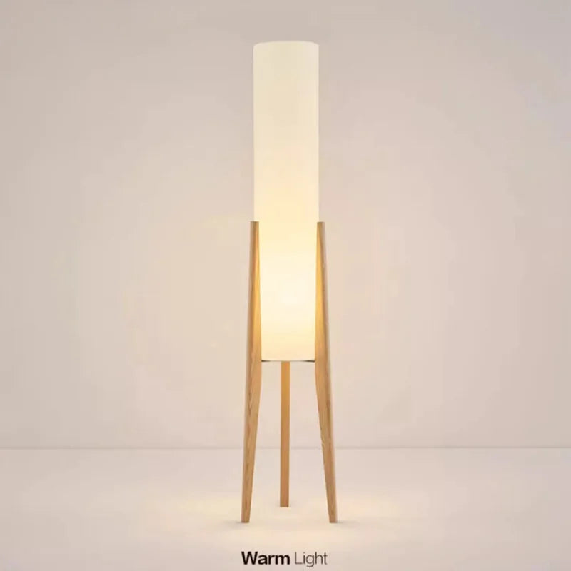 Nowoczesna lampa podłogowa z drewnianymi nogami i cylindrycznym kloszem