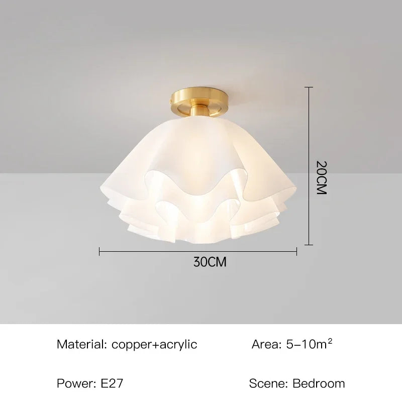 Nowoczesna lampa sufitowa z falistym kloszem z tkaniny i mosiężną bazą
