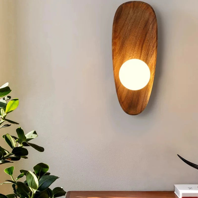 Drewniana Lampa Ścienna z Okrągłym Kloszem