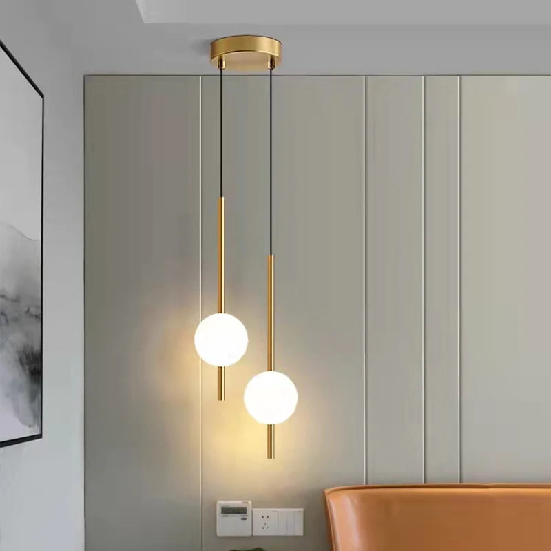 Nowoczesna złota lampa wisząca z kloszem kulistym | Minimalistyczna lampa sufitowa LED