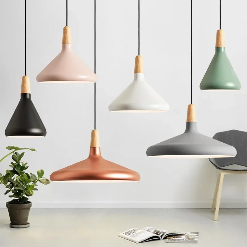 Skandynawska lampa wisząca z kolorowym kloszem i drewnianym wykończeniem