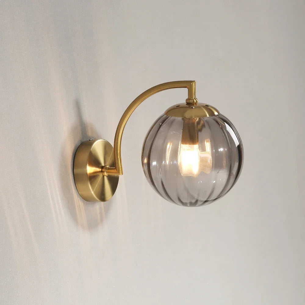 Kinkiet złoty z prążkowanym kloszem – Lampa ścienna