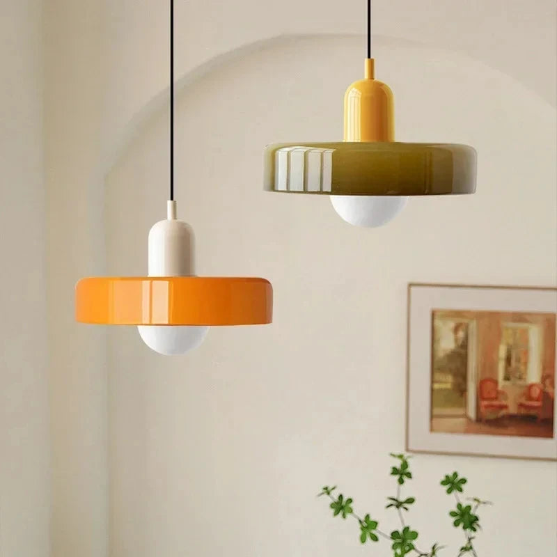 Nowoczesna lampa wisząca z kolorowym szklanym kloszem