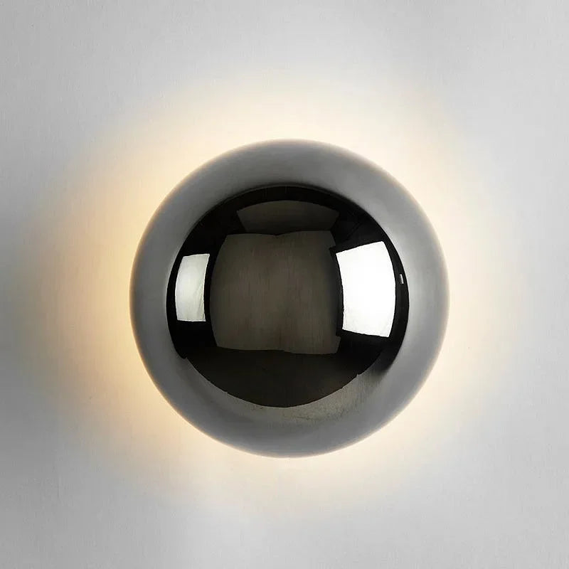 Nowoczesny kinkiet LED w kształcie połyskującej kuli – oświetlenie ścienne z efektem halo Bauhaus