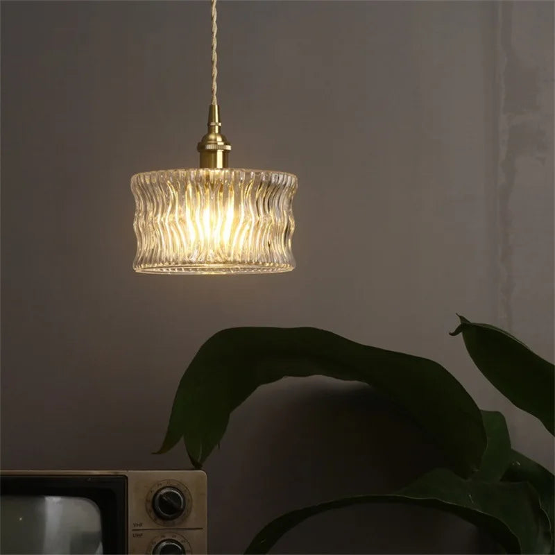 Szklana lampa wisząca w stylu vintage z ryflowanym kloszem i złotym wykończeniem