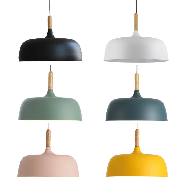 Nowoczesna metalowa lampa wisząca z drewnianym akcentem – minimalistyczny styl skandynawski