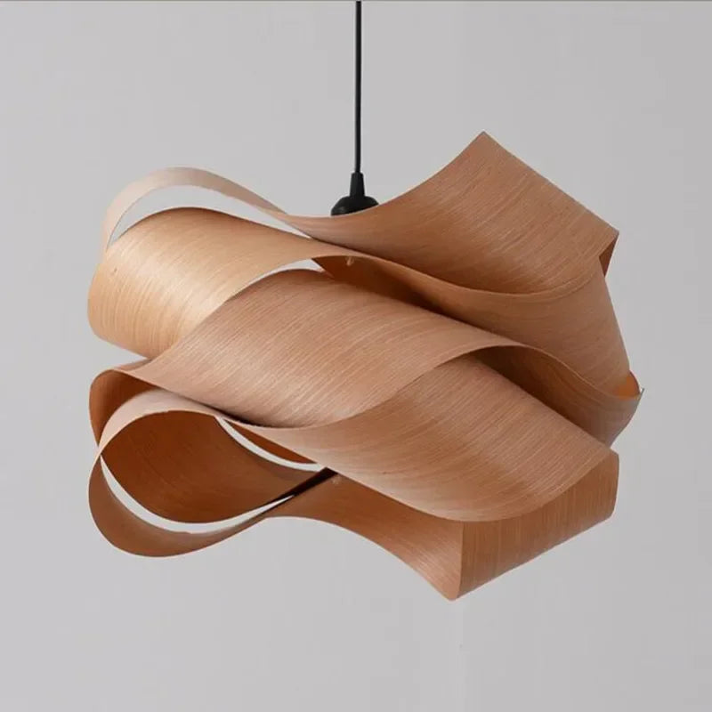 Nowoczesna lampa wisząca z zakrzywionym drewnianym designem