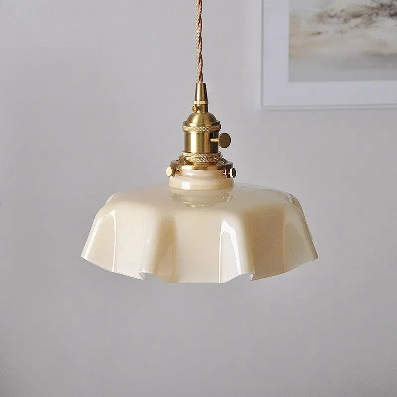 Retro lampy wiszące z kolorowymi szklanymi kloszami i mosiężnym wykończeniem