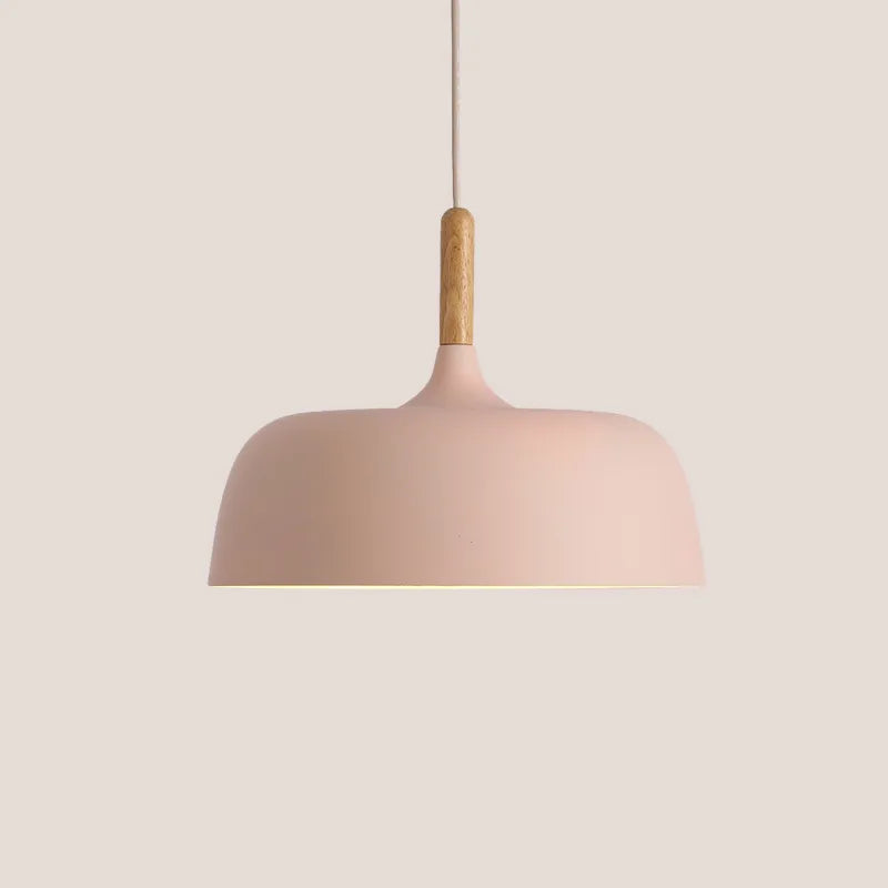 Nowoczesna metalowa lampa wisząca z drewnianym akcentem – minimalistyczny styl skandynawski