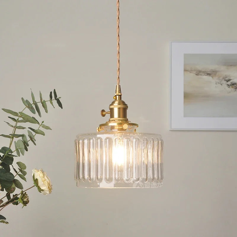 Szklana lampa wisząca w stylu vintage z ryflowanym kloszem i złotym wykończeniem