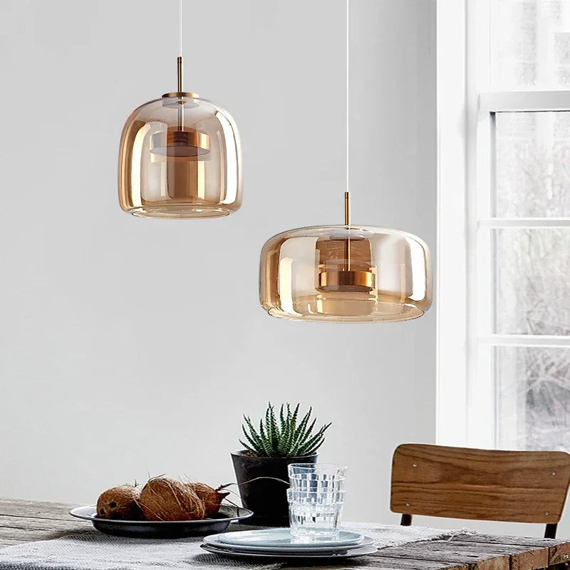 Szklana lampa wisząca LED w stylu nowoczesnym – minimalistyczny klosz i złote wykończenie