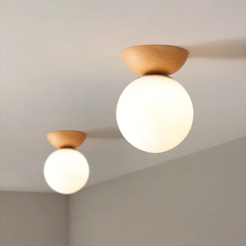 Nowoczesna lampa sufitowa w japońskim stylu z drewnianą bazą – minimalistyczna kula