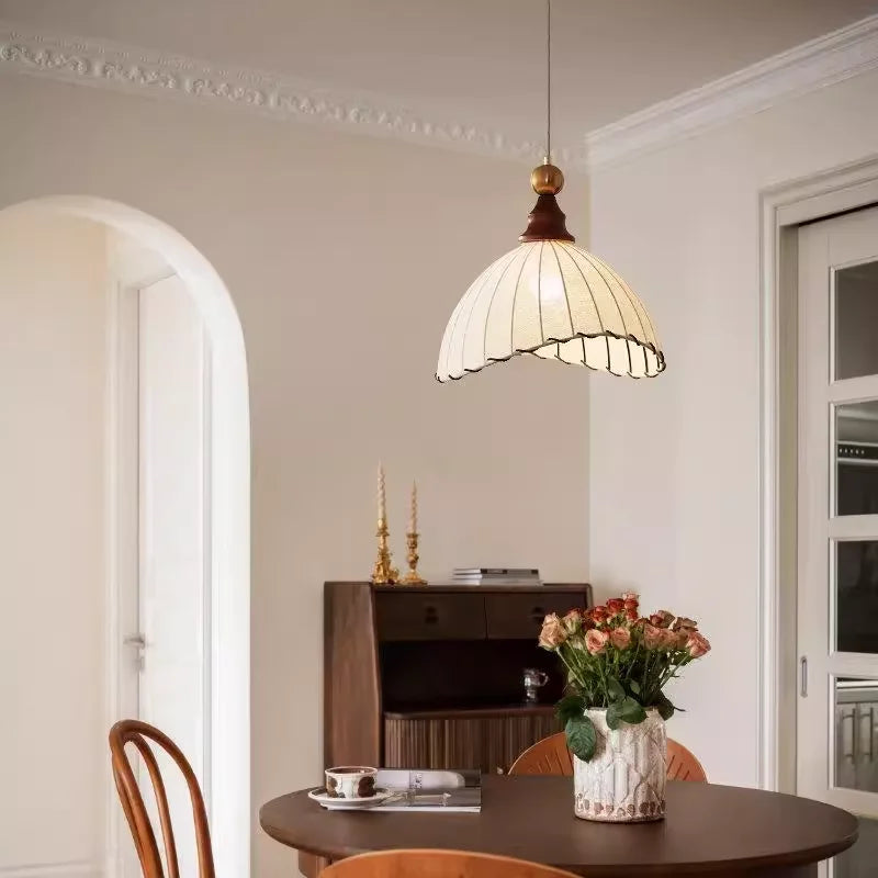 Lampa Wisząca Retro z Jedwabnym Kloszem i Drewnianym Wykończeniem