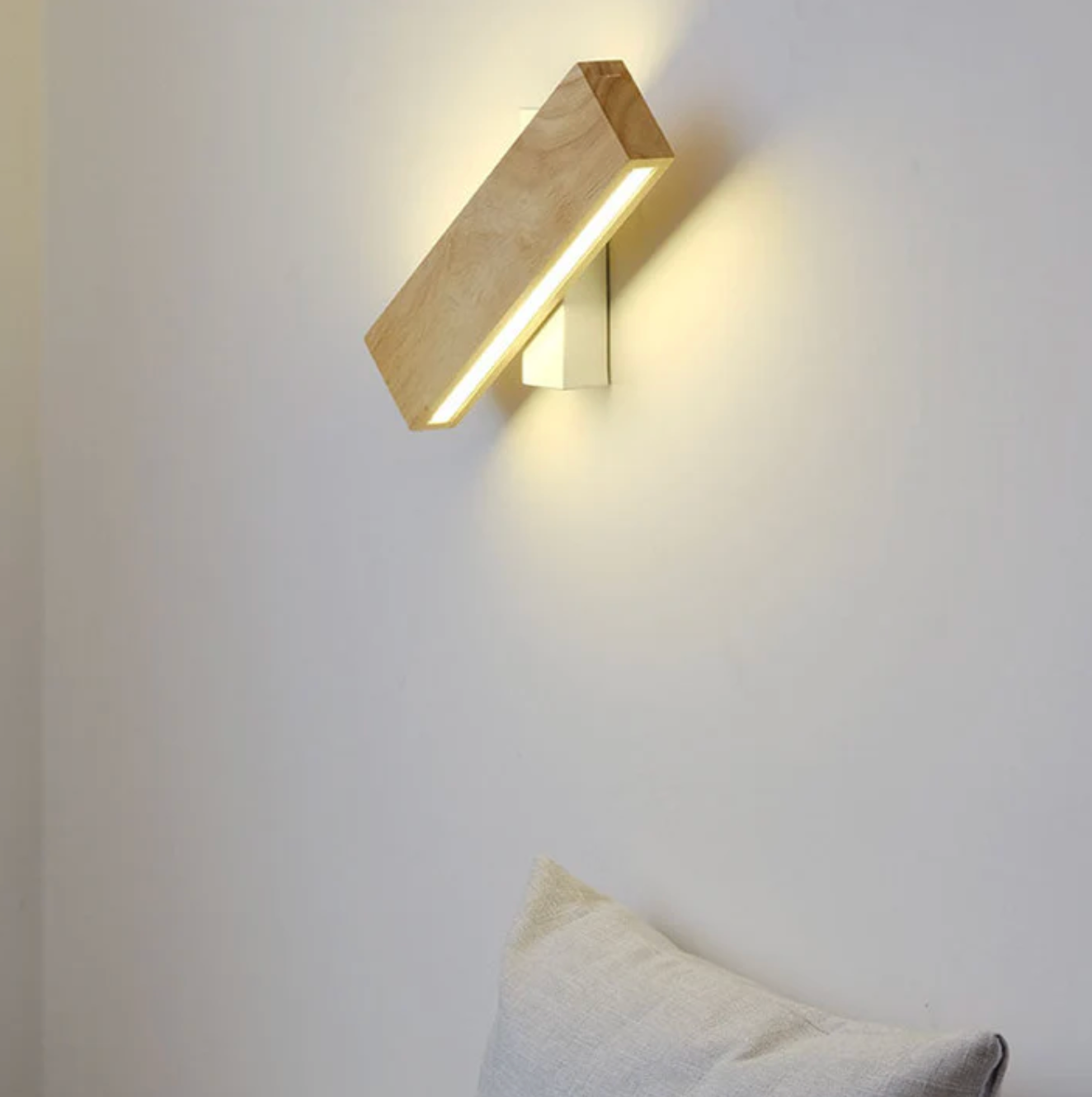 Drewniany kinkiet ścienny LED – minimalistyczna lampa liniowa