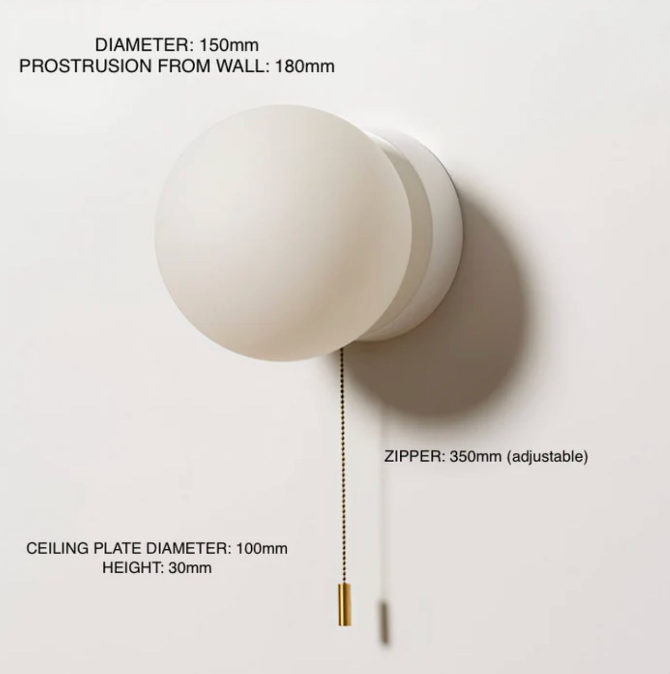 Kinkiet ścienny z kulistym kloszem i łańcuszkiem – nowoczesna elegancja w minimalistycznej formie