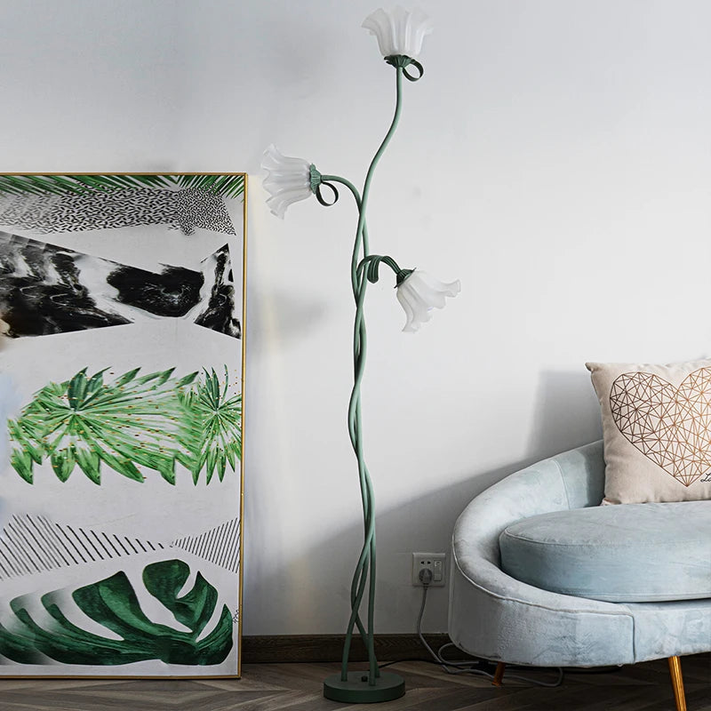 Lampa stojąca w stylu retro – podłogowa lampa kwiatowa z kloszami w kształcie lilii