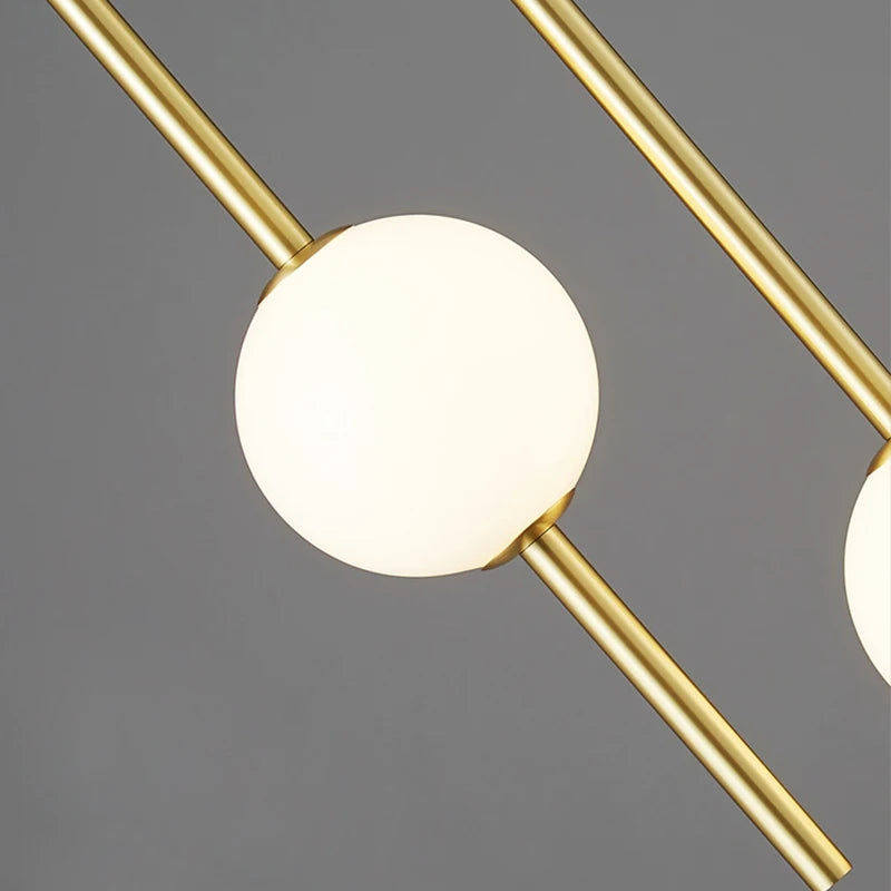 Nowoczesna złota lampa wisząca z kloszem kulistym | Minimalistyczna lampa sufitowa LED