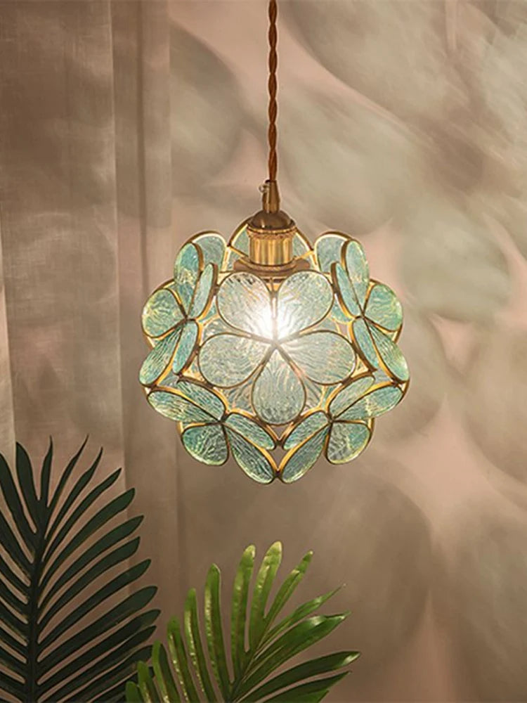 Artystyczna lampa wisząca w stylu witrażowym – kwiatowa elegancja