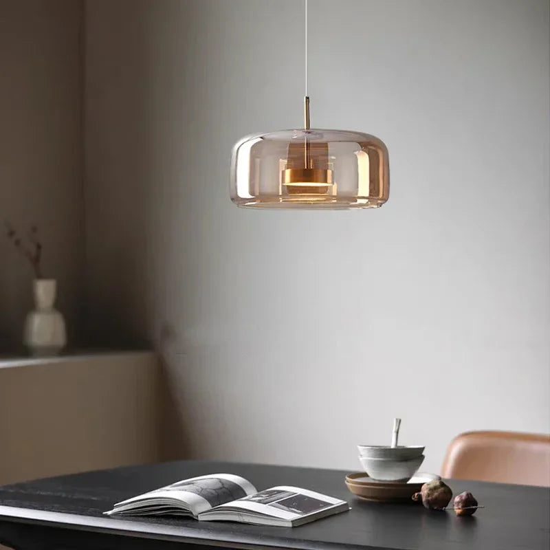 Szklana lampa wisząca LED w stylu nowoczesnym – minimalistyczny klosz i złote wykończenie