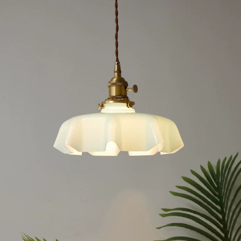 Retro lampy wiszące z kolorowymi szklanymi kloszami i mosiężnym wykończeniem