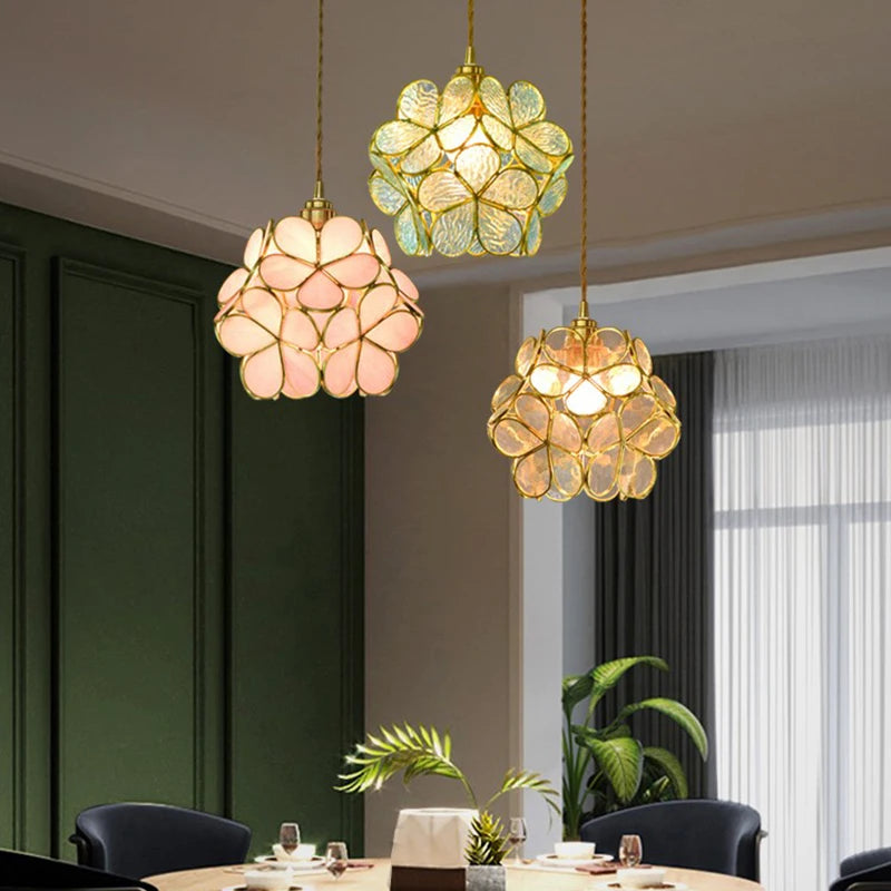 Artystyczna lampa wisząca w stylu witrażowym – kwiatowa elegancja