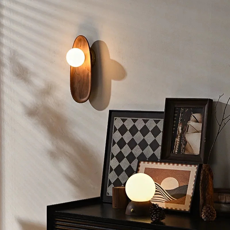 Drewniana Lampa Ścienna z Okrągłym Kloszem