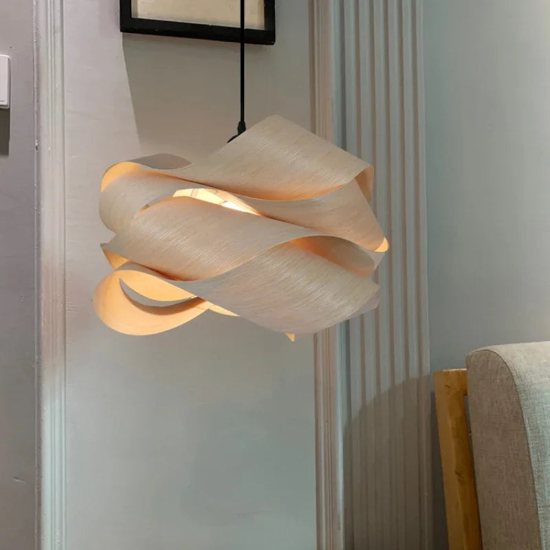 Nowoczesna lampa wisząca z zakrzywionym drewnianym designem