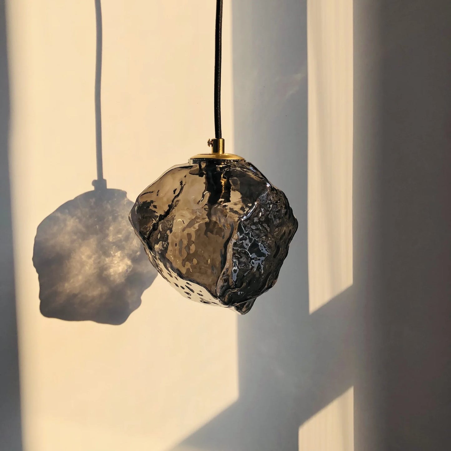 Nowoczesna Lampa Wisząca z Nieregularnym Szklanym Kloszem