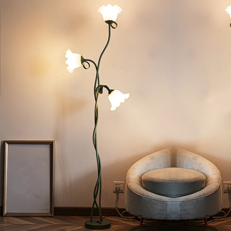 Lampa stojąca w stylu retro – podłogowa lampa kwiatowa z kloszami w kształcie lilii