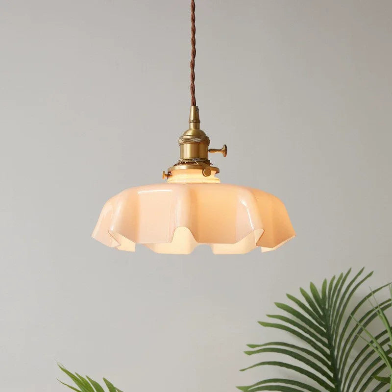 Retro lampy wiszące z kolorowymi szklanymi kloszami i mosiężnym wykończeniem